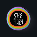 SIE/SIE Pronouns farbenfroher Wonky Rainbow Circle Button<br><div class="desc">Dekorieren Sie Ihr Outfit mit diesem coolen Kunstknopf. Macht ein großartiges Geschenk! Sie können ihn anpassen und auch Text hinzufügen. Karo in meinem Shop für viel mehr Farben und Muster! Lass mir Bescheid, wenn du auch etwas Gewohntes willst.</div>