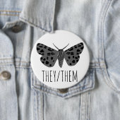 Sie/sie Pronouns Handgezogenes Moth Insekt Button (Beispiel)