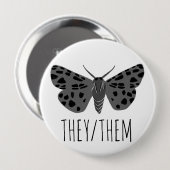 Sie/sie Pronouns Handgezogenes Moth Insekt Button (Vorne & Hinten)