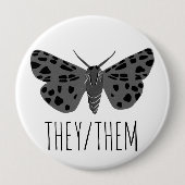 Sie/sie Pronouns Handgezogenes Moth Insekt Button (Vorderseite)