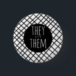 Sie/sie Pronouns Handmade Grid Schwarz-weiß Button<br><div class="desc">Dekorieren Sie Ihr Outfit mit diesem coolen Kunstknopf. Macht ein großartiges Geschenk! Sie können ihn anpassen und auch Text hinzufügen. Karo in meinem Shop für viel mehr Farben und Muster! Lass mir Bescheid,  wenn du auch etwas Gewohntes willst.</div>