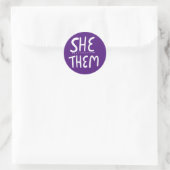 SIE / SIE Pronouns Lila Handschrift Set von Runder Aufkleber (Tasche)