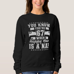 Sie sind 67 Jahre alt, wenn glückliche Stunde ein Sweatshirt