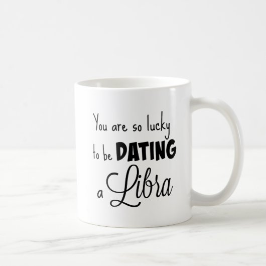 Sie sind, also glücklich verabredete zu sein eine kaffeetasse (Rechts)