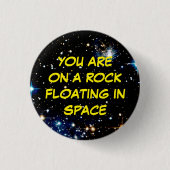 "SIE SIND AUF EINEM FELSEN, DER SCHWIMMT IN RAUM" BUTTON (Vorderseite)