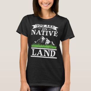 Sie sind auf Heimat indigenen Völkern nativ am T-Shirt