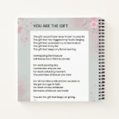 Sie sind das Geschenk - Selbst-Liebe Inspiration G Notizblock (Rückseite)