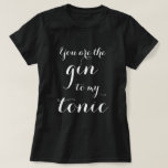 Sie sind der Gin zu meinem tonischen T-Shirt<br><div class="desc">Sie sind der Gin zu meinem tonischen Typografiet-shirt. Lustiges trinkendes Zitat für Männer und Frauen, eben weds, verbinden, Braut und Bräutigam etc. Geburtstag-, Verlobungs- oder weddingGastgeschenkgeschenkidee für Freunde und Familie. Alkohol-Spaß. Stilvolle Skript-Kalligraphie-Typografieschablone. Auch Spaß als Stütze für Junggesellen oder Junggeselinnen-Abschiede, Schwarzweiss-T-Stück der Mädchenwochenendenreise-, Jungen- oder Mädchennacht heraus etc. Kundenspezifische Kleidung...</div>