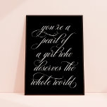 Sie sind eine Perle eines Girl Inspiration Zitat K Poster<br><div class="desc">Dieser Kunstdruck zeigt ein schönes Kalligraphieskript in schwarz auf einem schicken schwarzen Hintergrund. Das Plakat lautet "Du bist eine Perle eines Mädchens,  das die ganze Welt verdient". Es ist ein wunderbares Geschenk für jedes Mädchen,  jede Jugendliche oder jede junge Frau.</div>