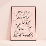 Sie sind eine Perle eines Girl Inspiration Zitat K Poster<br><div class="desc">Dieser Kunstdruck zeigt ein schönes Kalligraphieskript in schwarz auf einem subtilen rosa Hintergrund. Das Plakat lautet "Du bist eine Perle eines Mädchens,  das die ganze Welt verdient". Es ist ein wunderbares Geschenk für jedes Mädchen,  jede Jugendliche oder jede junge Frau.</div>