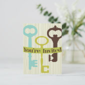 Sie sind eingeladen mit Keys und Holzkörnern Einladungspostkarte (Stehend Vorderseite)