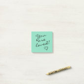 Sie sind grün geliebt mit Herz-positiv Post-it Klebezettel (Auf Schreibtisch)