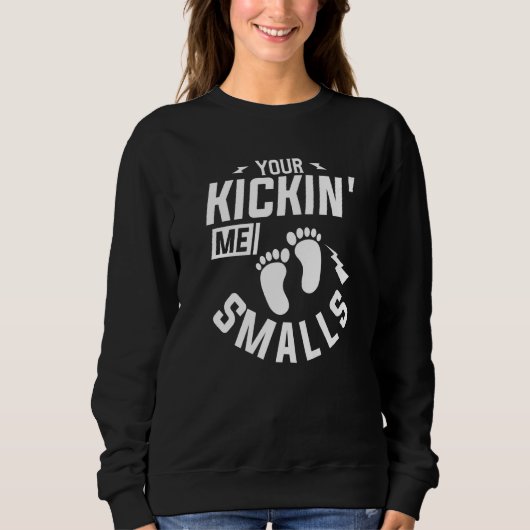 Sie sind Kickin'me Smalls Gender Reveal Pregnancy Sweatshirt (Vorderseite)