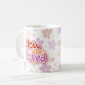 Sie sind lieben Blume Lesben-Pride-Buchstaben Kaffeetasse (Vorderseite Links)