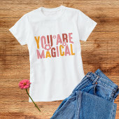 Sie sind Magische Retro Groovy Blume Typografie T-Shirt