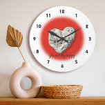 Sie sind mein glückliches Zitat Hawaii Coral Heart Große Wanduhr<br><div class="desc">"Du bist meine Freude". Ich habe das Glück, diesen herzförmigen Korallengestein gepunktet zu haben, während ich am späten Nachmittag an einem schwarzen Sandstrand der großen Insel Hawaii spaziere. Denken Sie an Ihren besonderen jemanden, wann immer Sie die Zeit auf dieser atemberaubenden, grafischen, korallenhaften Foto-Wanduhr Karo haben. Ideal für den Valentinstag,...</div>