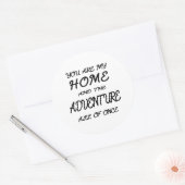 Sie sind meine Zuhause und das Abenteuer alle einm Runder Aufkleber (Umschlag)