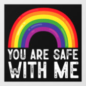 Sie sind sicher mit meinem LGBTQ-Stolz Monat Regen Fensteraufkleber (Blatt)