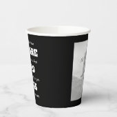 [Sie sind tot für uns] Witziger Mitarbeiter, der P Pappbecher (Links)