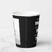 [Sie sind tot für uns] Witziger Mitarbeiter, der P Pappbecher (Rechts)