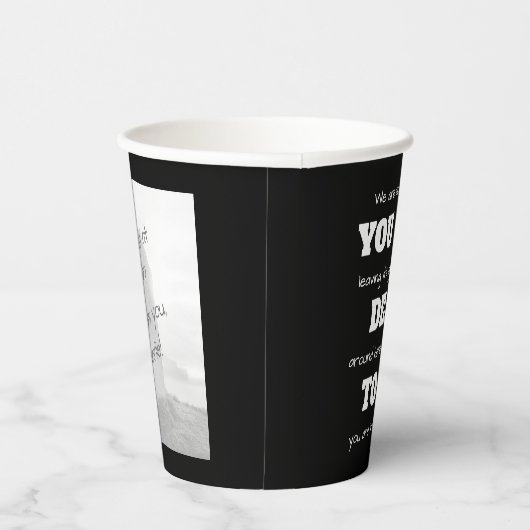 [Sie sind tot für uns] Witziger Mitarbeiter, der P Pappbecher (Rechts)