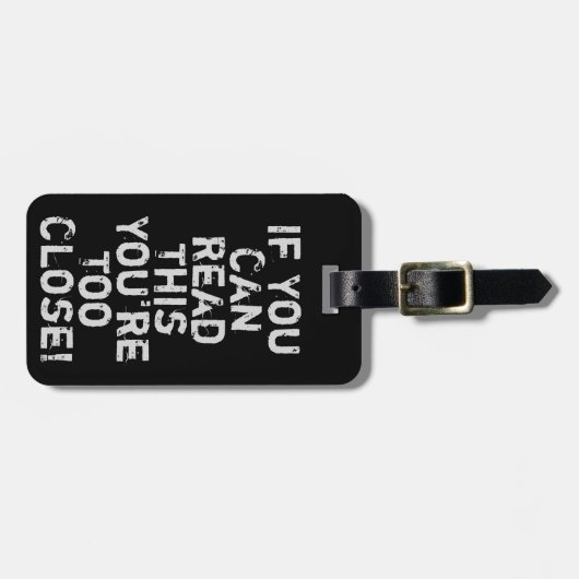 Sie sind zu Nahes antisoziales Zitat Gepäckanhänger (Vorderseite horizontal)