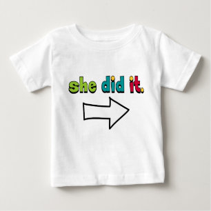 Sie tat es (1 2) des rechten Pfeiles: Bio Baby T-shirt
