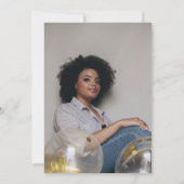 Sie tat es als Grand Cap Dusty Blue Abschluss Foto Einladung (Rückseite)