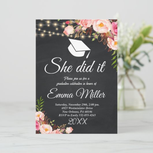 Sie tat es - Chalkboard-Abschluss Einladung (Stehend Vorderseite)