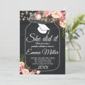 Sie tat es, Chalkboard Graduierungsparty Einladung (Stehend Vorderseite)