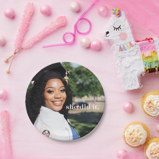 Sie tat es mit dem benutzerdefinierten Abschluss-F Pappteller (Party)