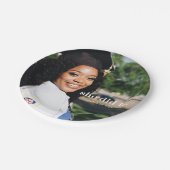 Sie tat es mit dem benutzerdefinierten Abschluss-F Pappteller (Schrägansicht)