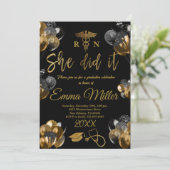 Sie tat es - Nursing School Gold Graduation Party Einladung (Stehend Vorderseite)