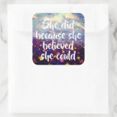 Sie tat es, weil sie glaubte, sie könne aufklebern quadratischer aufkleber (Tasche)