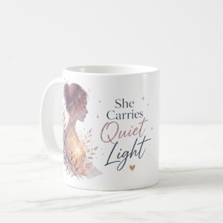 Sie trägt ein ruhiges Licht Kaffeetasse