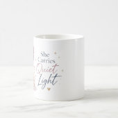 Sie trägt ein ruhiges Licht Kaffeetasse (Mittel)