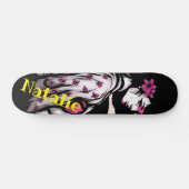 Sie trägt eine schwarz-rosa Blume in ihrer Haarmat Skateboard (Horizontal)