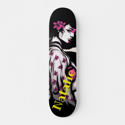 Sie trägt eine schwarz-rosa Blume in ihrer Haarmat Skateboard (Vorne)