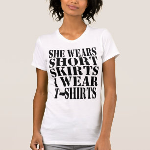 sie trägt kurzen Röcke und ich trage Shirts