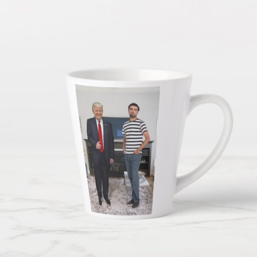 Sie treffen Präsident Donald Trump| Foto hinzufüge Milchtasse (Rechts)