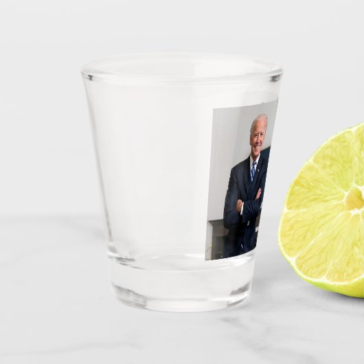 Sie treffen Präsident Joe Biden | Foto hinzufügen Schnapsglas (Links)