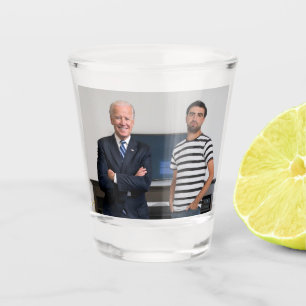 Sie treffen Präsident Joe Biden Foto hinzufügen Schnapsglas