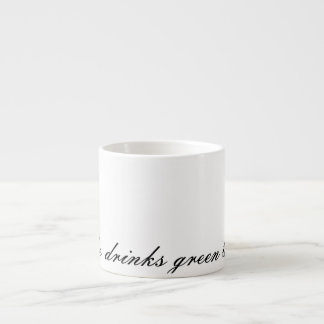 Sie trinkt grünen Tee Espressotasse
