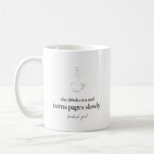 Sie trinkt Tee und blättert langsam Buchliebhaberi Kaffeetasse