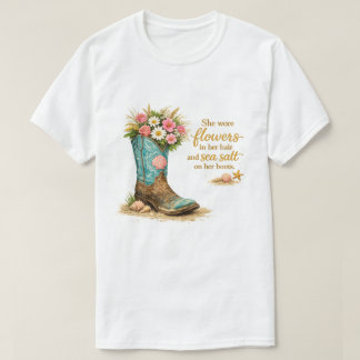 sie trug Blumen – Florale Cowboy-Stiefel-Strand  T-Shirt
