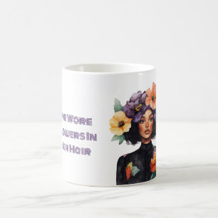 Sie trug Blumen im Haar Schwarze Frau Kaffeetasse