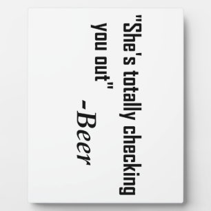 "Sie überprüft dich komplett" - Bier Fotoplatte