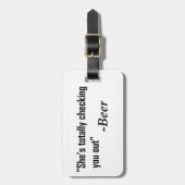 "Sie überprüft dich komplett" - Bier Gepäckanhänger (Vorderseite vertikal)