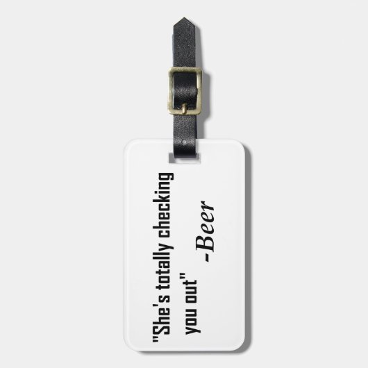 "Sie überprüft dich komplett" - Bier Gepäckanhänger (Vorderseite vertikal)