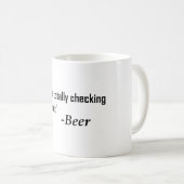 "Sie überprüft dich komplett" - Bier Kaffeetasse (VorderseiteRechts)